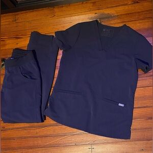 Figs quiet navy scrub set